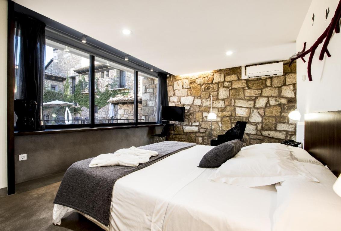 Hotel Restaurante Masia La Torre โมรา เด รูเบียรอส ภายนอก รูปภาพ